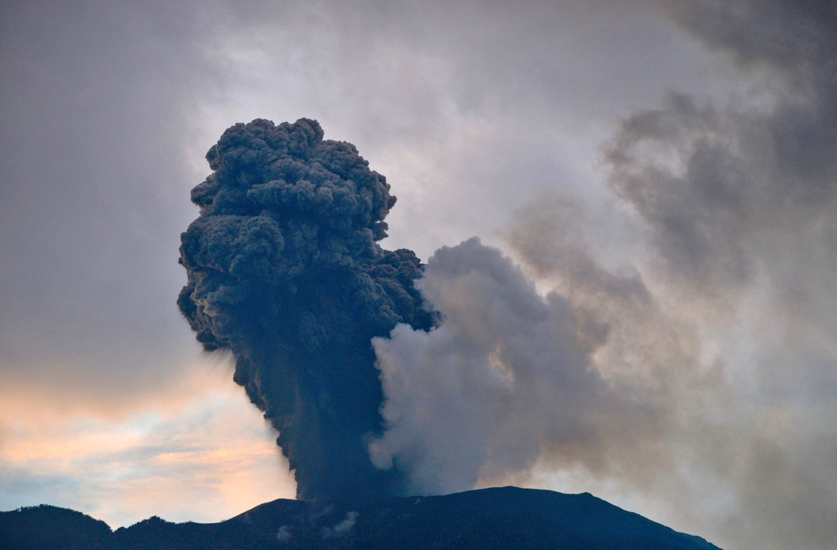 DDIndialive's tweet photo. Indonesia's #MarapiVolcano erupted twice, raising 1,300 meters from its peak, six weeks after a fatal eruption, prompting the evacuation of people within 4.5 km. https://t.co/Ck1iF31vHd