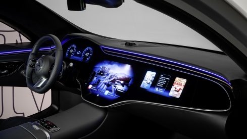 slcuervo's tweet photo. Mercedes anuncia que desaparecerán los botones físicos en sus coches, que serán remplazados por pantallas táctiles. 

¿Quitarán también las palancas de intermitentes? 😈😈

¿Qué os parece este anuncio de Mercedes?

Lo han hecho en el salón CES en Las Vegas, donde explicaron que las pantallas serán más grandes de ahora en adelante. Además implementarán IA en sus coches.