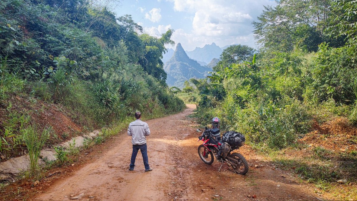 What a day, got completely lost without signal or roads to follow on the map. Soldier camps only, no more villages, turned out to be one of the most scenic rides i had in a while.
#longtieng #laos #Xaisomboun