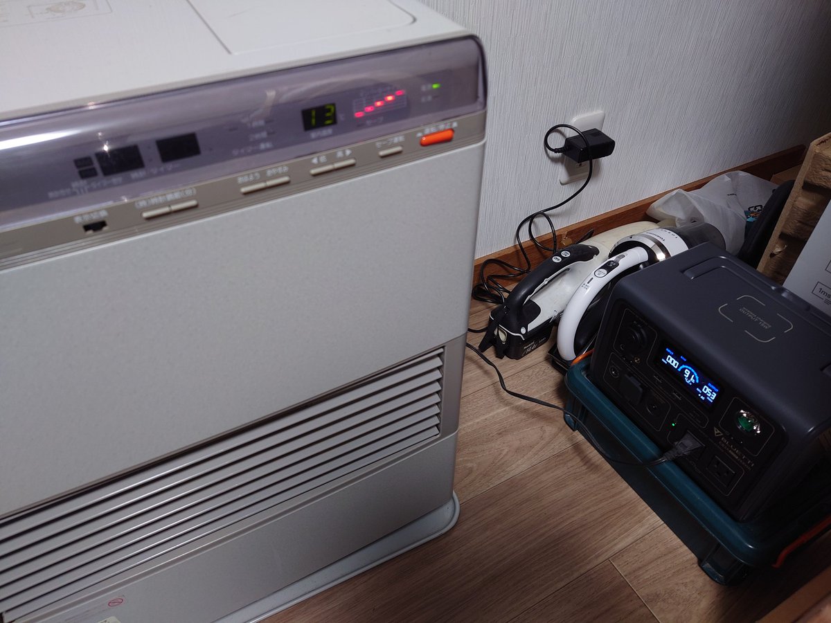 TK48042231's tweet photo. ポータブル電源買ってみた💡
ストーブ普通にイケる!! 容量こそ小さいけど600wまで出力できて電力リフト使うと1200wまでイケる！小型のタイプでは最強格のポタ電✨
北海道ブラックアウトのとき1番辛かったのは風呂だったけど…ボイラーは230ｗ程度だから停電でも風呂入れる😆

 #BLUETTI
 #EB3A https://t.co/yNQN6ZX4RV