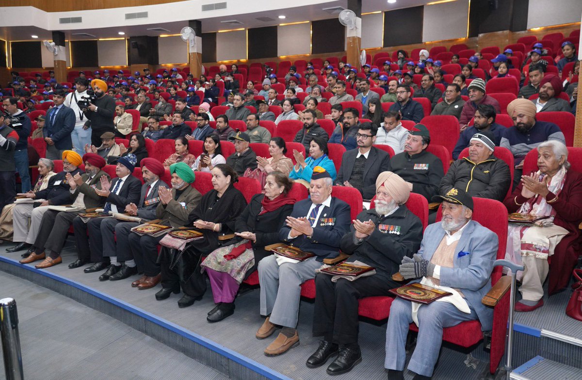 Chandigarh Administration extends sincere gratitude to Sh. Banwarilal Purohit, Governor of Punjab& Administrator Chandigarh for honoring our gallant Armed Forces Veterans at the 8th Veterans Day. Saluting their discipline and sacrifices, a true inspiration to all. #VeteransDay