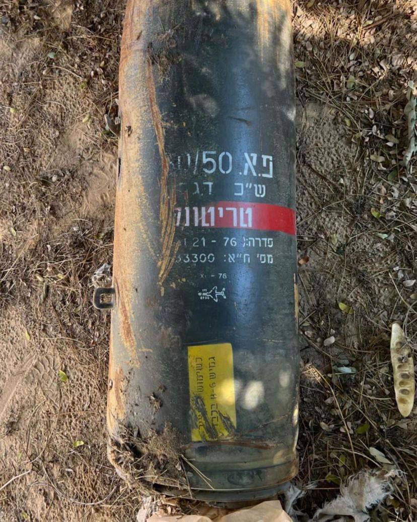 AnggiCartwheel's tweet photo. Roket roket Israel yg gagal meledak dikumpulin sama hamas trus mau didaur ulang buat dijadikan bahan peledak baru. (Roketnya udah dijinakkan) via risalah amar https://t.co/HTovyUkXLa