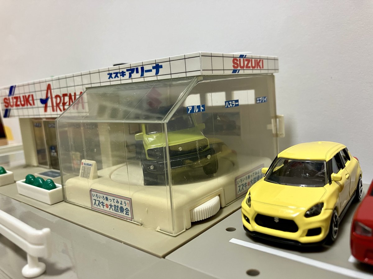 highway_zero's tweet photo. トミカタウンでスズキアリーナを作成。外観はリニューアル前の旧デザインを再現。窓の車名看板や愛車無料点検のPOPなど、細部にスズキらしさを散りばめました★ 昔のトミカタウンが今も続いてたら、こんな感じになったはず。クオリティにこだわった2024年1発目の作品。 #トミカタウン #スズキアリーナ https://t.co/HwKvpKbEdH