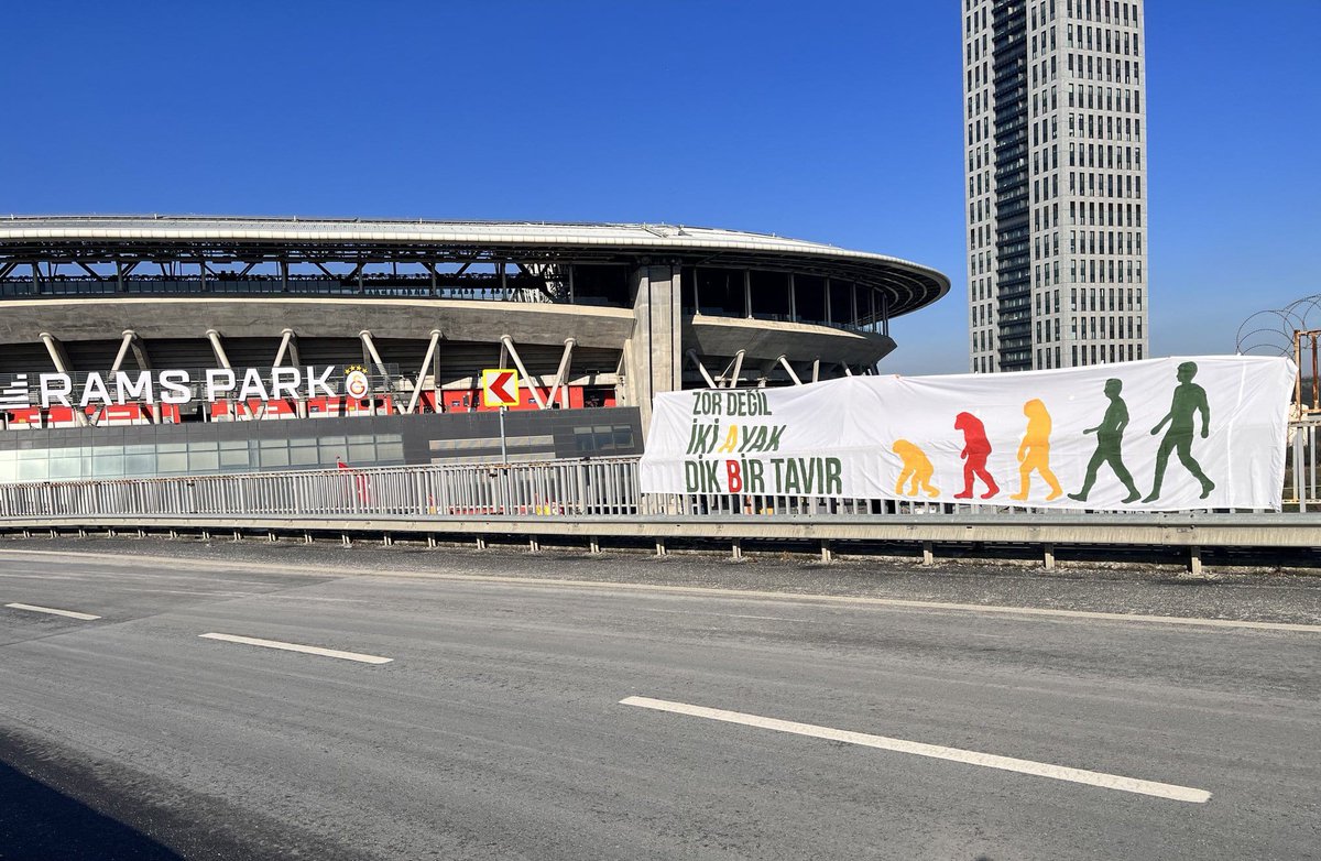 Konyaspor taraftarından Abdülkerim Bardakcı'ya RAMS Park'ta  pankartla tepki

"Zor değil iyi ayak, dik bir tavır"