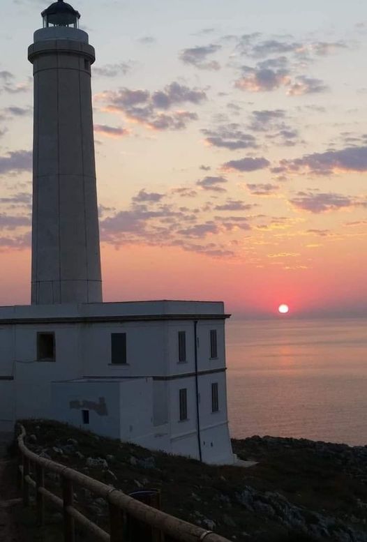 Hay dos tipos de hombres:
Los que son barcos y tienen pasión por el horizonte y la libertad,
y los que son traidos y aman la seguridad y la realidad.