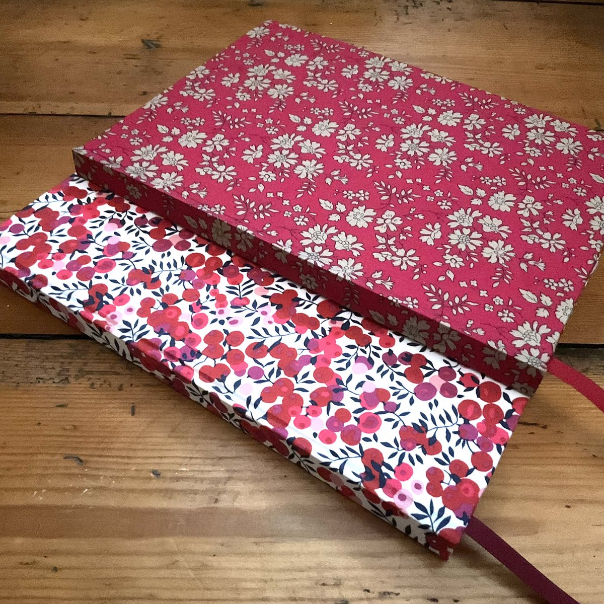 These handbound notebooks are covered in beautiful Liberty fabrics. Perfect #giftideas 
#shopindie #supportsmallbusiness #ukgiftam 
thebritishcrafthouse.co.uk/shop/handcraft…