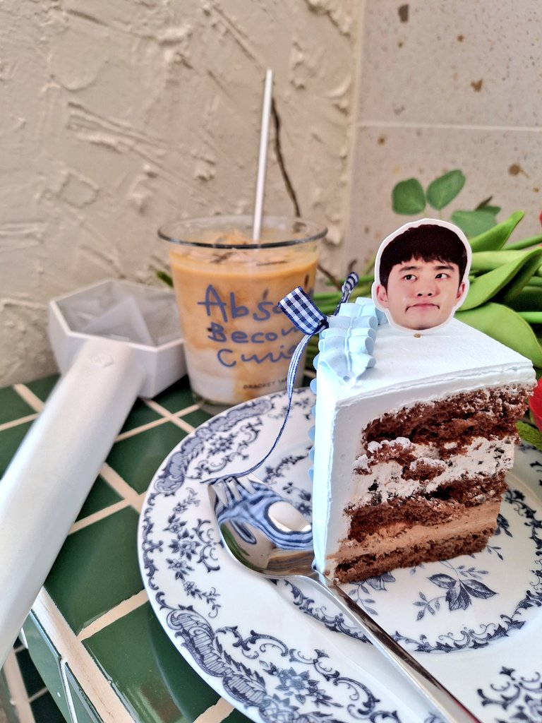 5yulmoirex_'s tweet photo. Its been a while since i meet @vickybobocc, her cake never dissapoint me 😘
#I_Do_With_DO https://t.co/HQCuugiUlD