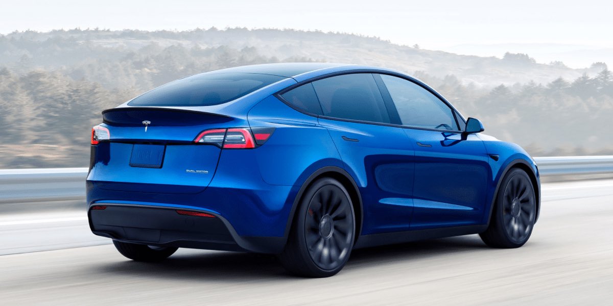 slcuervo's tweet photo. A falta de algunos datos finales*, ya se puede afirmar  que el Tesla Model Y es el coche más vendido en el mundo en 2023. 

EL COCHE MÁS VENDIDO DEL MUNDO. 

No el coche eléctrico. No de EE.UU. o de Europa. DEL MUNDO. 

Con 1.1 millones de unidades vendidas en 2023, superando claramente al Toyota Corolla (que cuesta la mitad…), el Tesla Model Y ha tardado sólo 5 años desde su lanzamiento en alcanzar este hito (el Corolla necesitó 60 años). 

*faltan los datos finales de matriculaciones de algunos mercados para poder considerar oficial este hecho, pero son mercados secundarios con poco volumen que no van a cambiar el ranking
