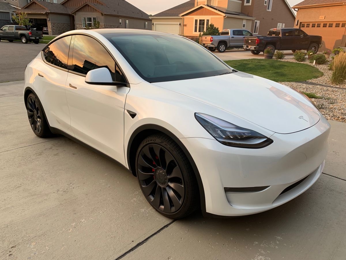 slcuervo's tweet photo. A falta de algunos datos finales*, ya se puede afirmar  que el Tesla Model Y es el coche más vendido en el mundo en 2023. 

EL COCHE MÁS VENDIDO DEL MUNDO. 

No el coche eléctrico. No de EE.UU. o de Europa. DEL MUNDO. 

Con 1.1 millones de unidades vendidas en 2023, superando claramente al Toyota Corolla (que cuesta la mitad…), el Tesla Model Y ha tardado sólo 5 años desde su lanzamiento en alcanzar este hito (el Corolla necesitó 60 años). 

*faltan los datos finales de matriculaciones de algunos mercados para poder considerar oficial este hecho, pero son mercados secundarios con poco volumen que no van a cambiar el ranking