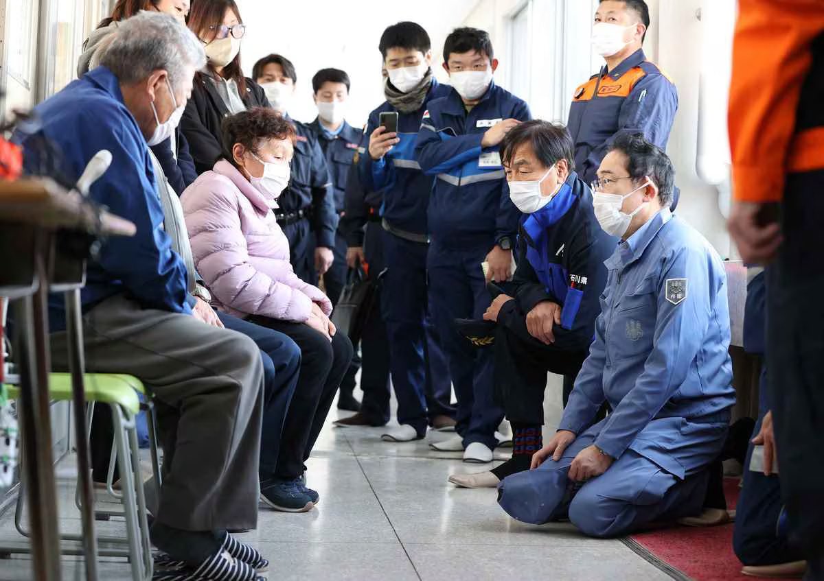 なんて日だ？？愛媛県スタバで発砲事件で犯人逃走中
男性が胸を打たれ心肺停止
四国中央のインターバックス
犯人現在も逃走中😲
＃殺人未遂容疑