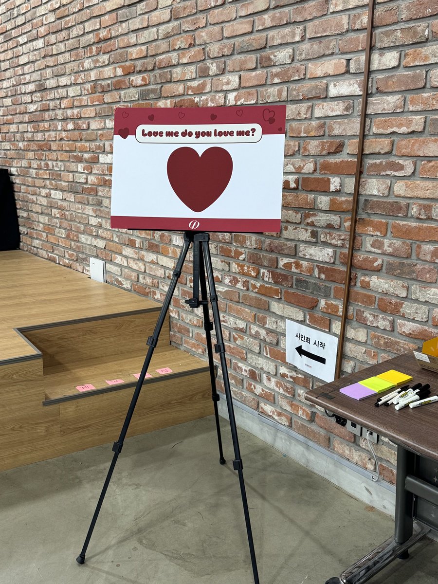[EVENT] Love me do you love me? 💌

SF9에게 사랑을 전하는 그림, 메시지 등을 포스트잇에 작성한 후, 뒷면에 좌석 번호를 기재하여 사인회장 입구에 비치된 판넬에 부착해 주세요🥰
추첨을 통해 SF9의 단체 사인 폴라로이드를 드립니다! (3명)

#SF9 #에스에프나인 #Sequence #비보라 #BIBORA