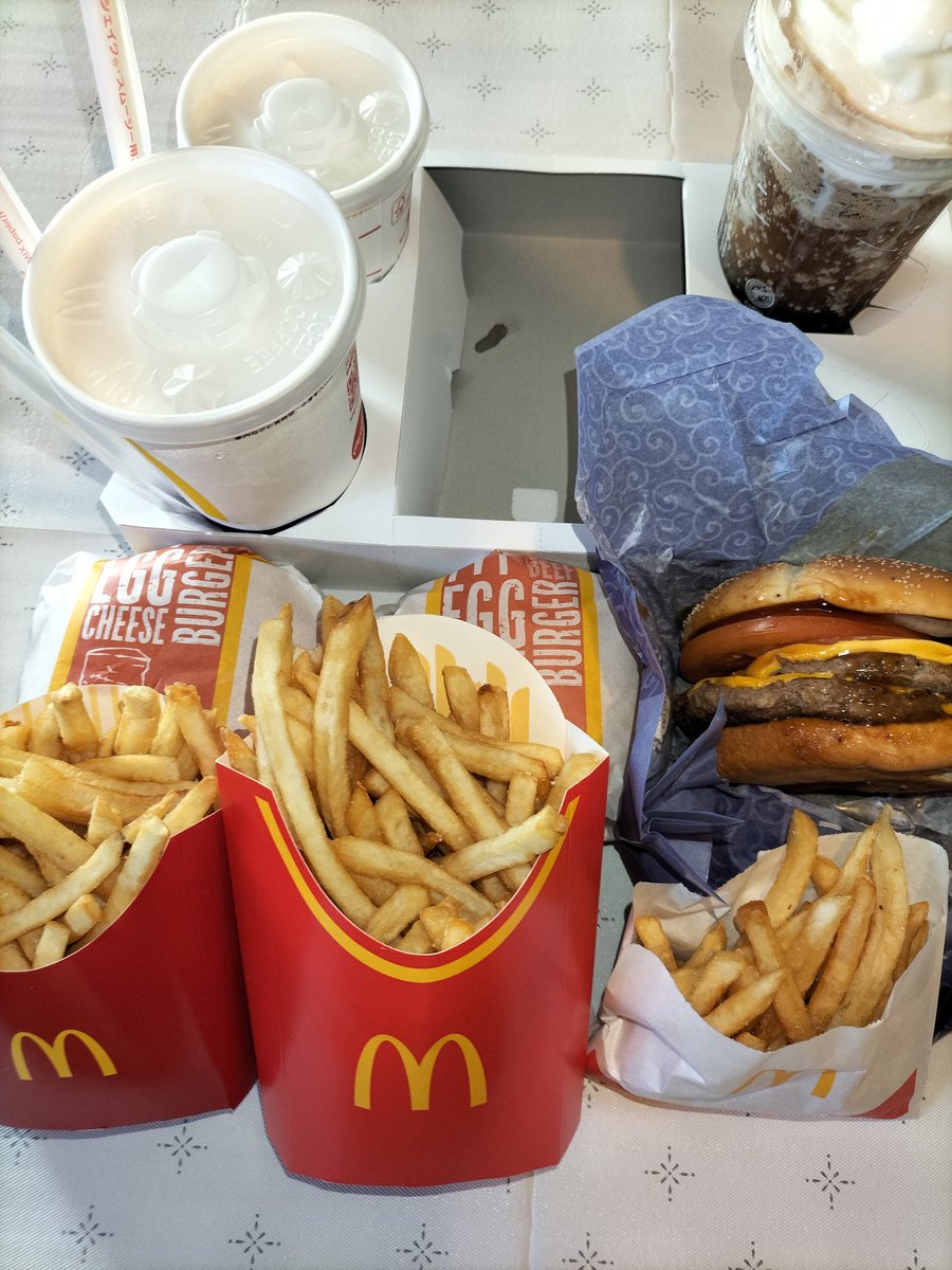 Little_clout_'s tweet image. #マック値上げ 前にと…
ゴジラバーガー と迷いましたが
いつもの ダブル肉厚ビーフ
🍅×3トッピングを注文🍔

#株主優待 は値上げ！を無効化
できるのでコスパ重視になる🥲

🍟のMとLで入れるパック
注文して大きさ気が付いた😇

ポテトSは 🍟#KODO 
クーポン アンケート 🙆
#マクドナルド #マクド