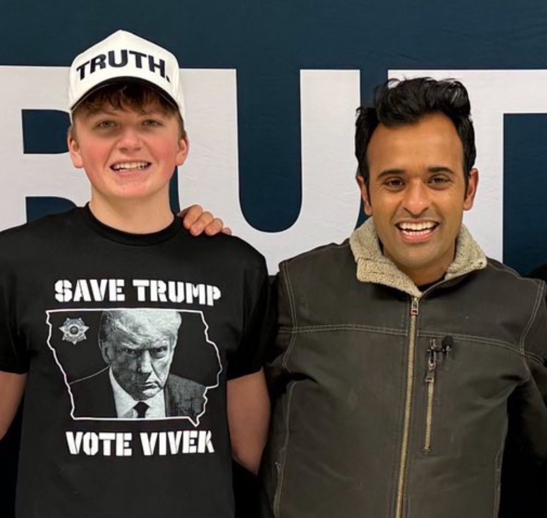 BadFoxGraphics's tweet photo. 2/ Vivek posted this photo of himself with young Iowa men wearing ‘Save Trump/Vote Vivek’ t-shirts and ‘Truth.’ hats at 4:26pET
Trump blasted Vivek on Truth Social at 4:45pET
It took 1️⃣9️⃣ minutes for Trump to seal Fake Vivek’s fate on Monday. https://t.co/TNgaN36w45
