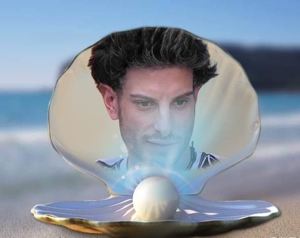 SergioRedblue's tweet photo. Al #GrandeFratello  hanno fatto entrare a settembre uno come Garibaldi che, ad essere buoni, è privo di ogni cultura. A dicembre uno come Sergio, che conosce anche le poesie di Erri de Luca.  
Altra perla ai porci. https://t.co/9azVkc3M2b