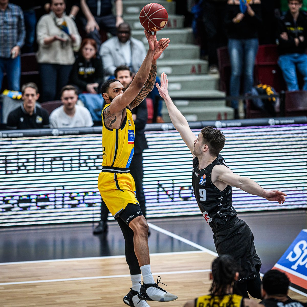 MHP_RIESEN's tweet photo. 🅵🆈🅸: @j5robe is back in action. 18:09 Minuten, 12 Punkte (66,7 FG%), 4 Rebounds, 3 Assists und 2 Steals beim Comeback gegen Crailsheim. 

📸: Sascha #Walther | #ihrundwir | #allesfürgelb https://t.co/ns68XOWBCI