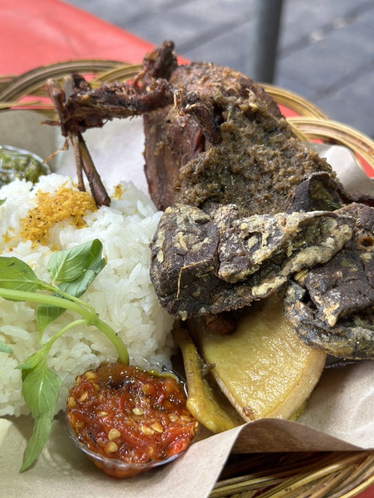 euniceapril's tweet photo. REKOMENDASI KULINER BEBEK DI BALI: WARNING!! BIKIN NAGIH!

Call me lebay tapi ini kayaknya bebek terENAK di Bali yg gw coba! Namanya "Manna Bebek" - buka 18:00-23:00. Lekas habis jd dtg awal2.

Lokasi di Gatsu Barat, ga jauh dr Kerobokan. Bebek (ada ayam juga) di-asap dulu, pilihan sambel ada 2 dan dpt semuanya. Harganya paketan ama minum n nasi cuma Rp 35ribu!!!