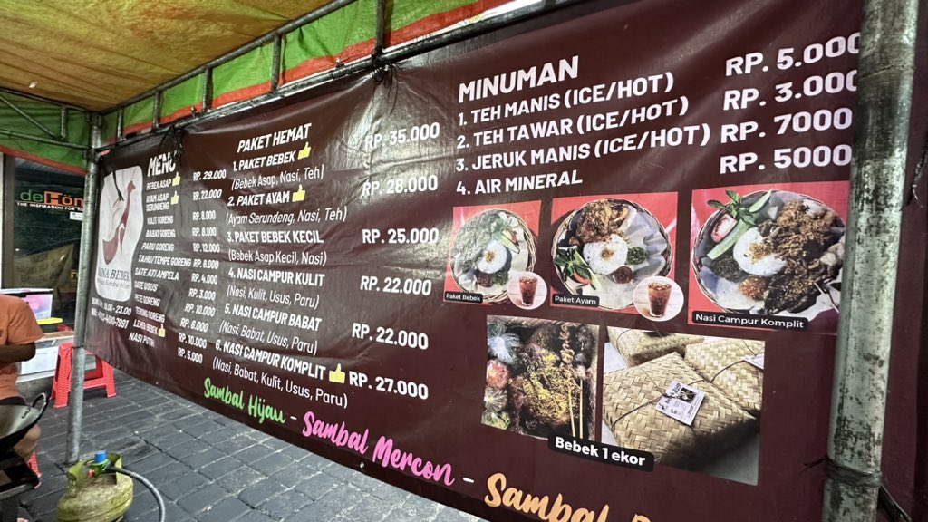 euniceapril's tweet photo. REKOMENDASI KULINER BEBEK DI BALI: WARNING!! BIKIN NAGIH!

Call me lebay tapi ini kayaknya bebek terENAK di Bali yg gw coba! Namanya "Manna Bebek" - buka 18:00-23:00. Lekas habis jd dtg awal2.

Lokasi di Gatsu Barat, ga jauh dr Kerobokan. Bebek (ada ayam juga) di-asap dulu, pilihan sambel ada 2 dan dpt semuanya. Harganya paketan ama minum n nasi cuma Rp 35ribu!!!
