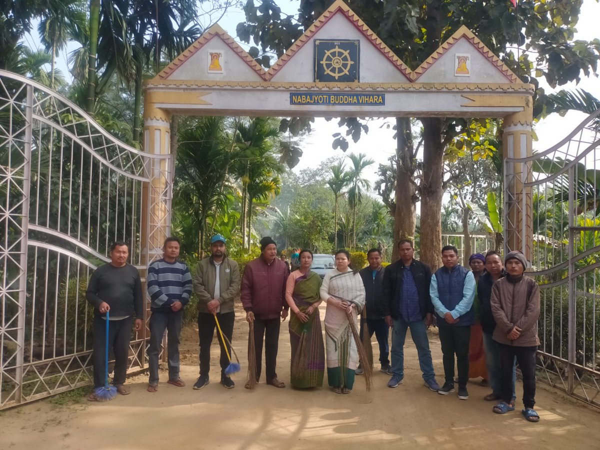 santanachakma59's tweet photo. ১৪ থেকে ২২ শে জানুয়ারী পর্যন্ত সারা দেশের সমস্ত মন্দির এবং তীর্থস্থানগুলি পরিষ্কার পরিচ্ছন্ন করার আহ্বান জানিয়েছিলেন প্রধানমন্ত্রী আদরনীয় শ্রী নরেন্দ্র মোদী জী, এর অঙ্গ হিসেবে আজ পেঁচারথল বিধানসভার অন্তর্গত নবীনছড়া নবজ্যোতি বুদ্ধ বিহারে সাফাই অভিযান করা হয় l
#ModiKiGuarantee https://t.co/uMQ4ttTslz
