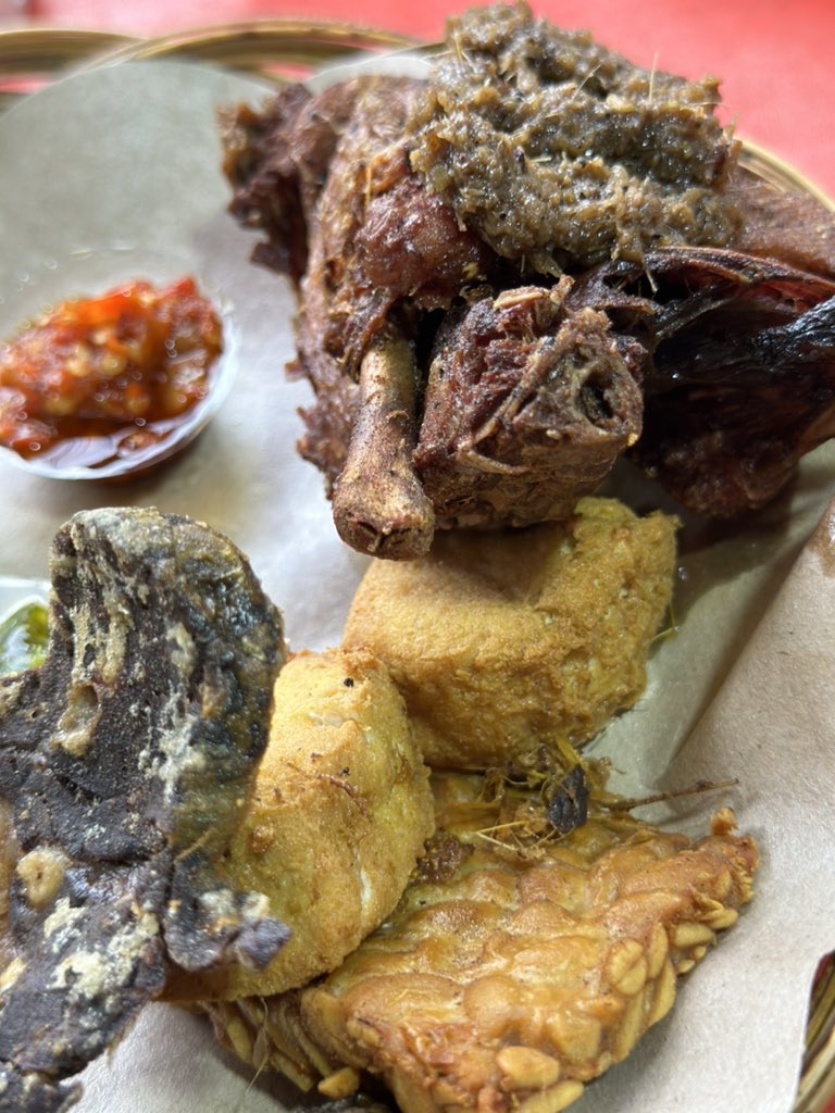 euniceapril's tweet photo. REKOMENDASI KULINER BEBEK DI BALI: WARNING!! BIKIN NAGIH!

Call me lebay tapi ini kayaknya bebek terENAK di Bali yg gw coba! Namanya "Manna Bebek" - buka 18:00-23:00. Lekas habis jd dtg awal2.

Lokasi di Gatsu Barat, ga jauh dr Kerobokan. Bebek (ada ayam juga) di-asap dulu, pilihan sambel ada 2 dan dpt semuanya. Harganya paketan ama minum n nasi cuma Rp 35ribu!!!