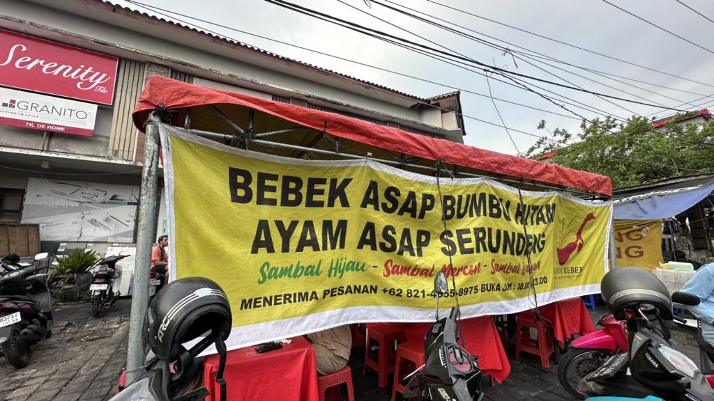 euniceapril's tweet photo. REKOMENDASI KULINER BEBEK DI BALI: WARNING!! BIKIN NAGIH!

Call me lebay tapi ini kayaknya bebek terENAK di Bali yg gw coba! Namanya "Manna Bebek" - buka 18:00-23:00. Lekas habis jd dtg awal2.

Lokasi di Gatsu Barat, ga jauh dr Kerobokan. Bebek (ada ayam juga) di-asap dulu, pilihan sambel ada 2 dan dpt semuanya. Harganya paketan ama minum n nasi cuma Rp 35ribu!!!