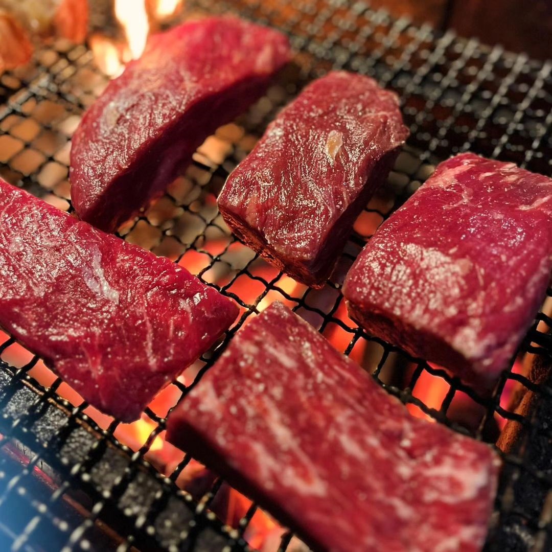 nikuyamatoyama's tweet photo. 1/15(金)10:00〜
WEB先行で2月の予約承ります‼️

建国記念日🎌、天皇誕生日🎌と
2月は祝日が2日

『肉山』富山はいかがでしょう？

美味しい赤身肉に🍖お酒ご用意しております♪

『肉山』富山の登山には装備いりません。
ただし、予約は必要です❗️

https://t.co/XDwP7EDv4N https://t.co/zJfY4w3kNB