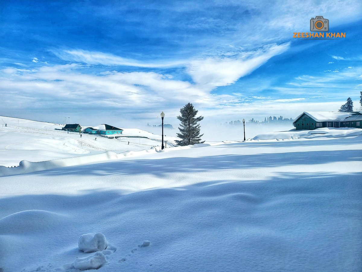 xeeshan_KAS's tweet photo. "🌨️ Dreaming of Gulmarg's snowy wonderland today ❄️ Plans may be on hold, but memories of crisp mountain air and powdery slopes keep the spirit alive! #SnowDay #LastYear  #GulmargMagic" https://t.co/RSYjTNVnhr