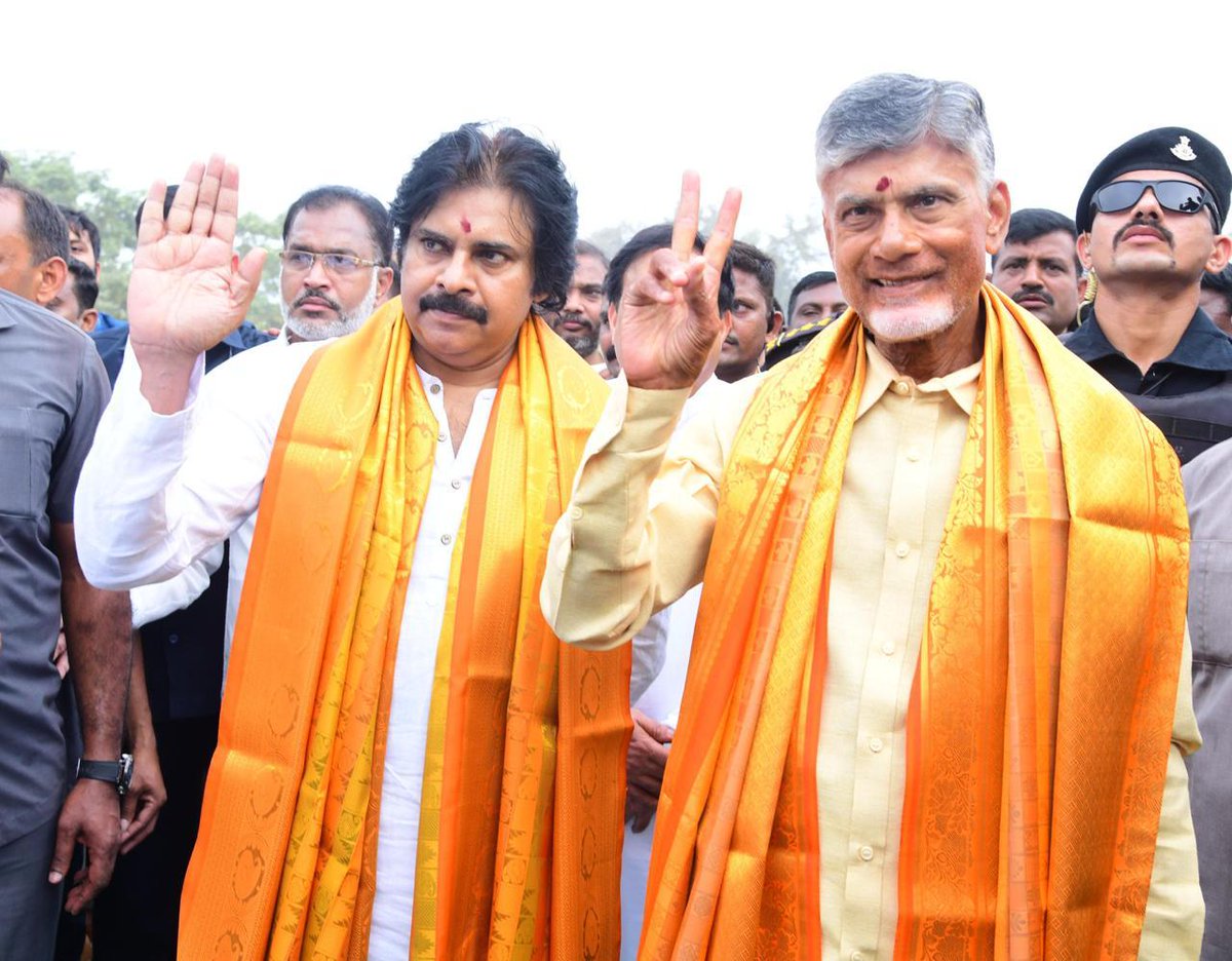 AyyannaPatruduC's tweet image. రాజధాని గ్రామం మందడంలో భోగి వేడుకల్లో పాల్గొన్న టీడీపీ అధినేత చంద్రబాబు గారు, జనసేన అధినేత పవన్ కళ్యాణ్  గారు. అధిక ధరలు, నిరుద్యోగం, ప్రభుత్వ పెత్తందారీ పోకడలు, రాజకీయ హింస వంటి పలు అంశాలతో తయారు చేసిన ప్లకార్డులను భోగి మంటల్లో వేసిన ఇరువురు నేతలు. తెలుగు జాతికి స్వర్ణయుగం కోసం…