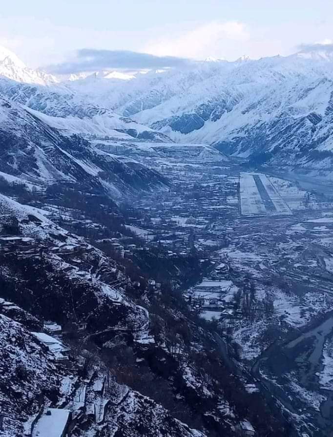 ShahmirAziz's tweet photo. سردیوں کے دوران چترال ائیرپورٹ کا ایک منظر ، کے پی کے ، پاکستان
A view of Chitral airport during winters, KPK Pakistan
#Tourism4Development 
#Kptourism
#WinterWatch 
#snowstorm https://t.co/u3bv9UUFIf