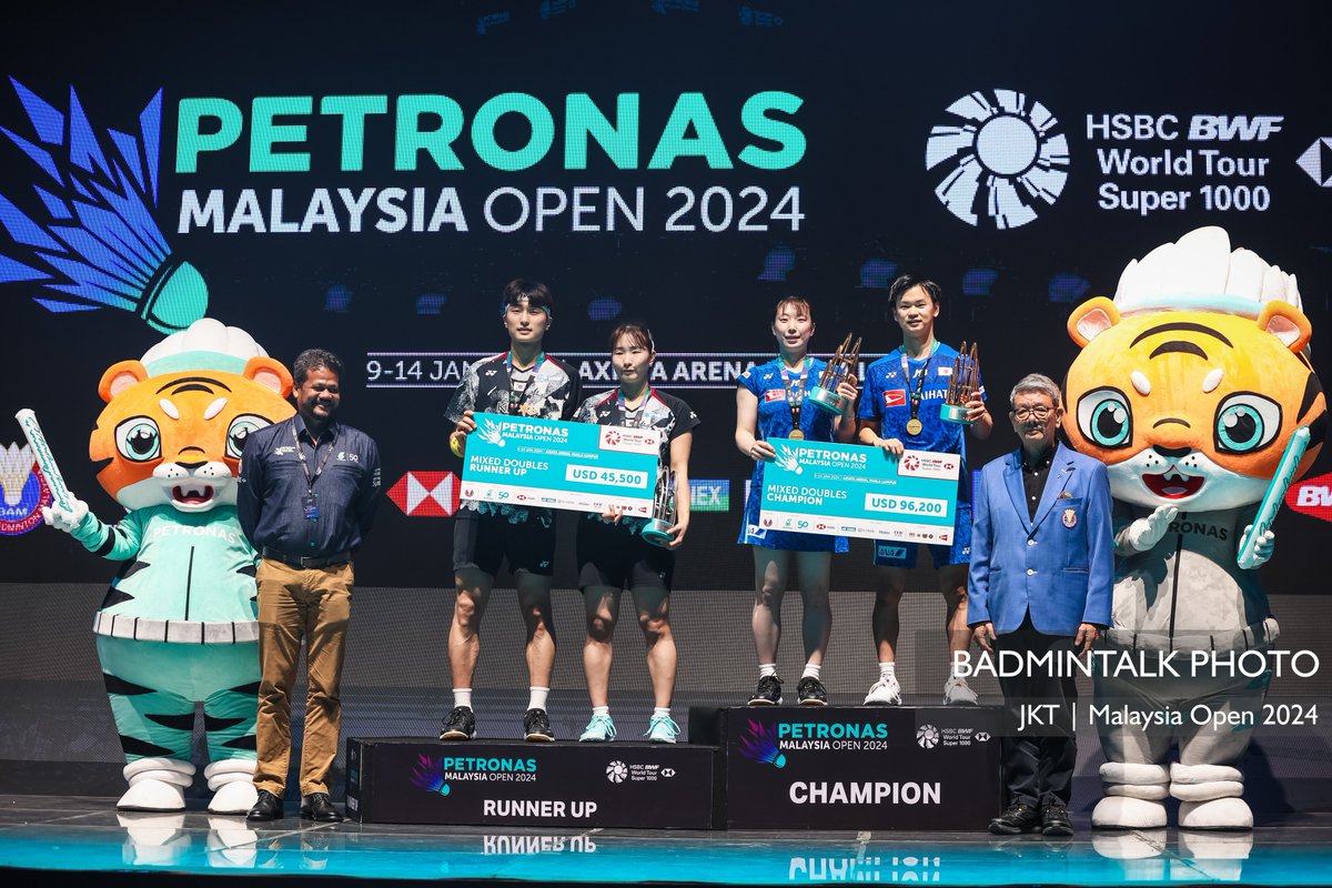 BadmintonTalk's tweet photo. Podium of #MalaysiaOpen2024 - Mixed Doubles

🥇Yuta Watanabe/Arisa Higashino (JPN)
🥈Kim Won Ho/Jeong Na Eun (KOR)

Congratulations to both pairs!

#BadmintalkPhoto #MalaysiaOpen2024 #PMO2024 https://t.co/C4mITXgX0B