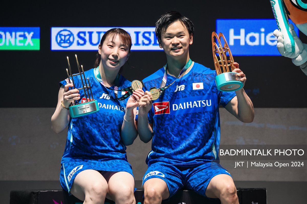 BadmintonTalk's tweet photo. Podium of #MalaysiaOpen2024 - Mixed Doubles

🥇Yuta Watanabe/Arisa Higashino (JPN)
🥈Kim Won Ho/Jeong Na Eun (KOR)

Congratulations to both pairs!

#BadmintalkPhoto #MalaysiaOpen2024 #PMO2024 https://t.co/C4mITXgX0B