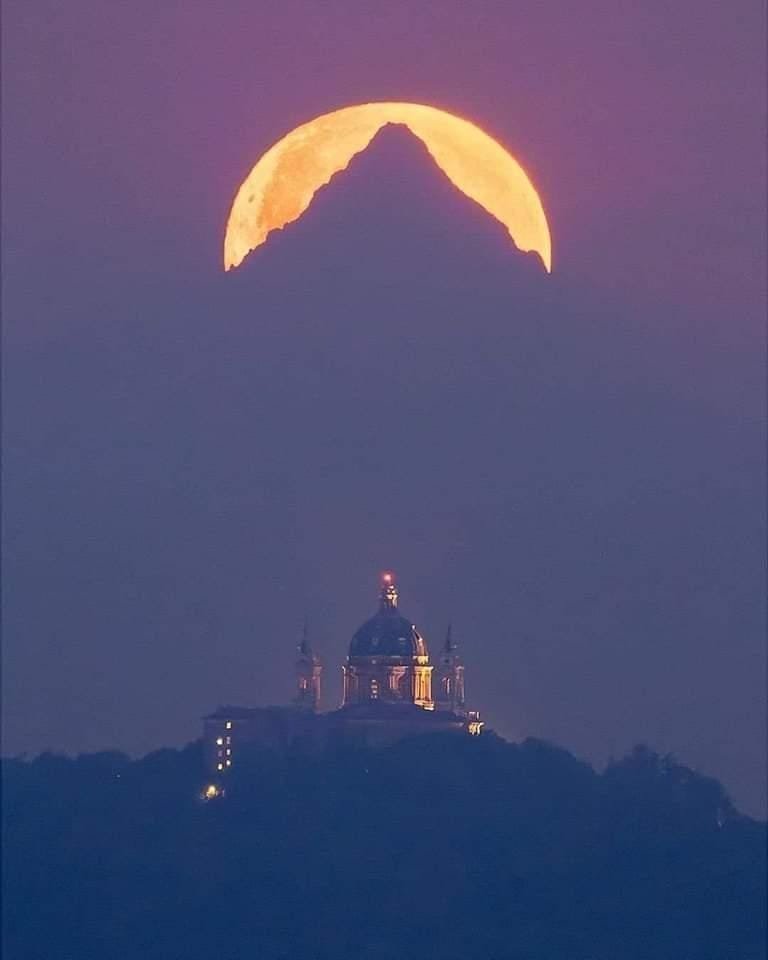 Amazing_Xcience's tweet image. The full moon behind Mount Monviso and the Basilica of Superga (Italy)