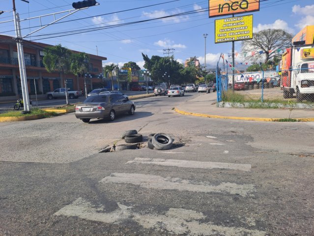 ValenciaHoy's tweet photo. Deterioro de la vialidad en sector Mañongo de #Naguanagua espera por atención de la municipalidad  (+Fotos) https://t.co/aokjaDmUcy @ValenciaHoy #Denuncia https://t.co/4XGoX6XTQA