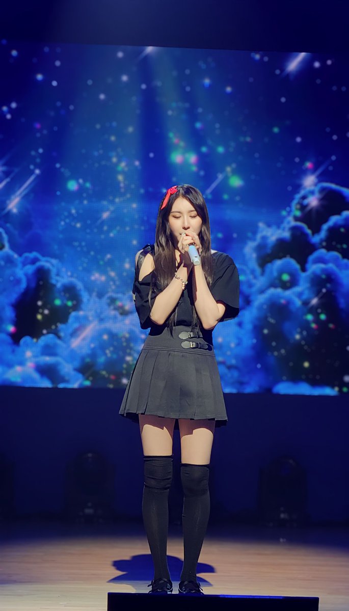 LOOK_AT_CHAEN's tweet photo. 240113 이채연 팬미팅

"따스한 너의 손길은 까만 밤 속 작은 달 같아"
"눈부신 세상 단 하나 너만이 날 비춰줘서 
뭐든게 고마워"

#이채연 #LEECHAEYEON #여니왔어요 https://t.co/p0gF9oi1ae