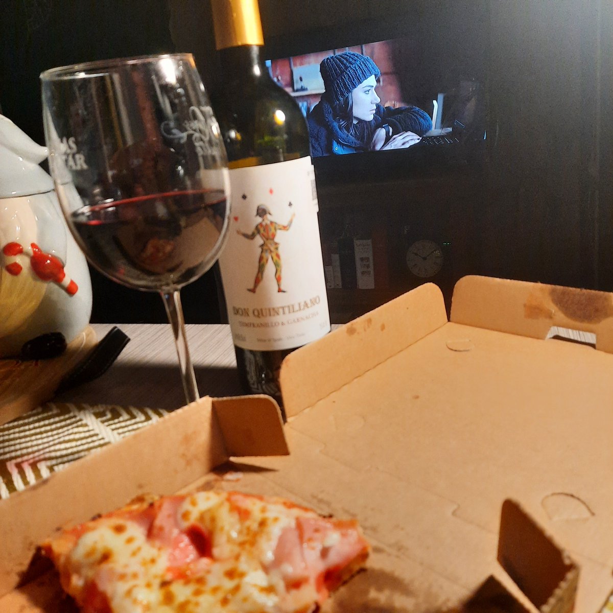 samdelalva's tweet photo. Después de un día de trabajo en casa haciéndole al electricista, era justo una cena tranquila en casa viendo una serie después de ir al cine. Son mis recompensas preferidas. #netflixandchill #alone #datewithme https://t.co/5CrlemUkmA