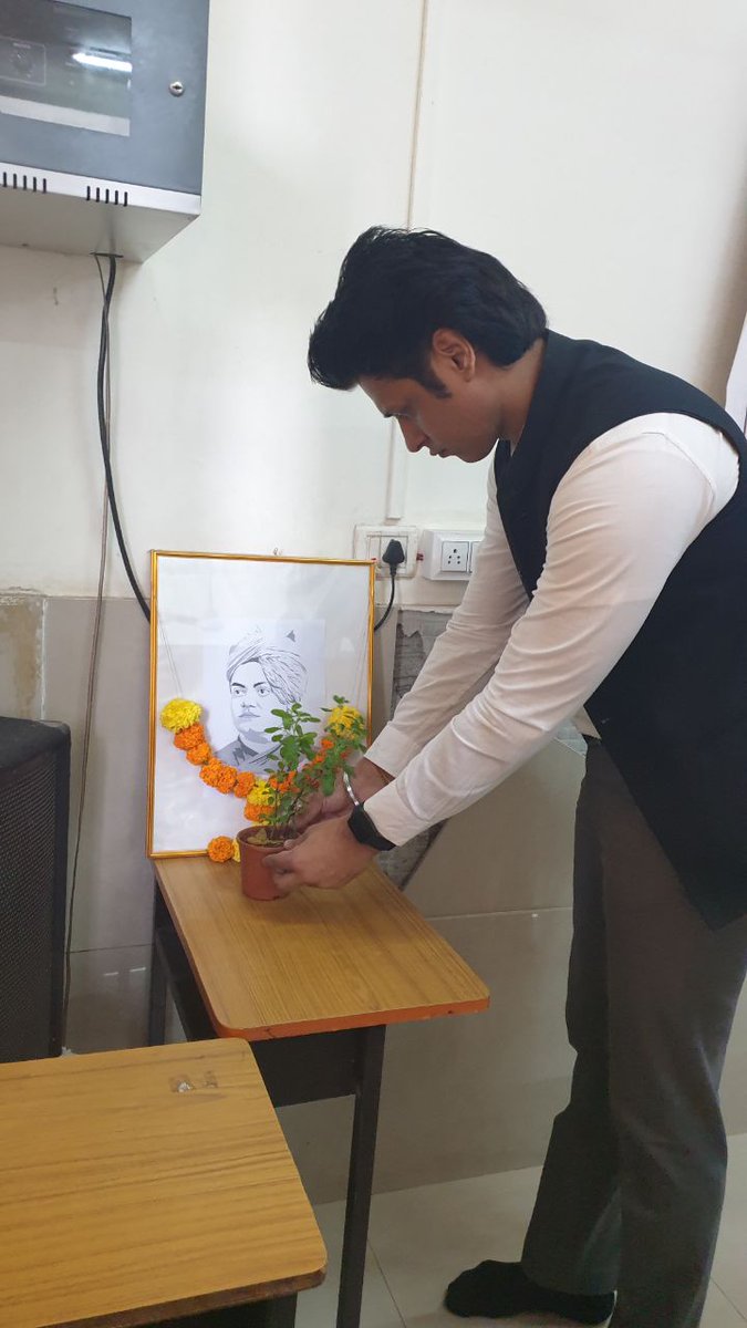 ABVPMumbai's tweet photo. अखिल भारतीय विद्यार्थी परिषद, 
जिल्हा दिंडोशी द्वारा १२ जनवरी 
राष्ट्रिय युवक दिन के अवसर पर मलाड नगर 'घनश्याम दास जलन कॉलेज' में स्वामी विवेकानंदजी के विचार और " कर्म योग" - निःस्वार्थ कर्म और कर्तव्य के मार्ग पर चर्चासत्र"  रखा गया था l
इस समय अभाविप, मुंबई उपाध्यक्ष श्री. बासुकीनाथ झा जी एवं मुंबई उत्तर विभाग संयोजक इशांक जोशी एवं जिला संयोजक शिवम तिवारी उपस्थित थे l