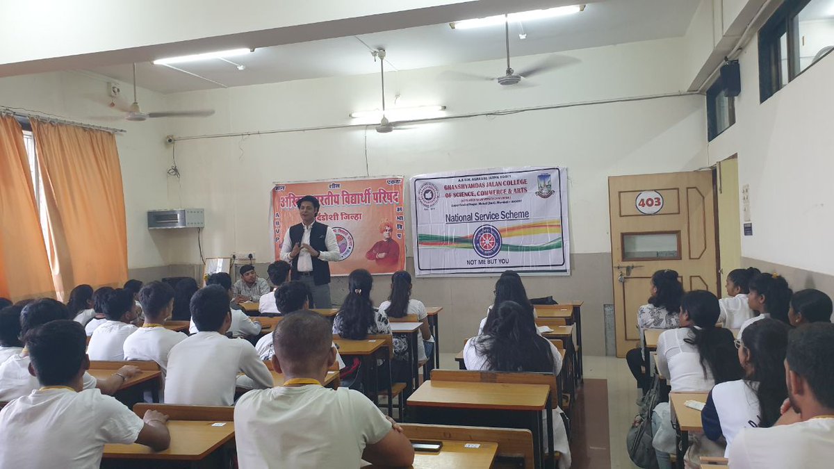 ABVPMumbai's tweet photo. अखिल भारतीय विद्यार्थी परिषद, 
जिल्हा दिंडोशी द्वारा १२ जनवरी 
राष्ट्रिय युवक दिन के अवसर पर मलाड नगर 'घनश्याम दास जलन कॉलेज' में स्वामी विवेकानंदजी के विचार और " कर्म योग" - निःस्वार्थ कर्म और कर्तव्य के मार्ग पर चर्चासत्र"  रखा गया था l
इस समय अभाविप, मुंबई उपाध्यक्ष श्री. बासुकीनाथ झा जी एवं मुंबई उत्तर विभाग संयोजक इशांक जोशी एवं जिला संयोजक शिवम तिवारी उपस्थित थे l