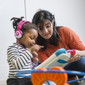 Mieux comprendre l'écoute et la production du langage chez l'enfant. inshs.cnrs.fr/fr/cnrsinfo/mi… La quantité de paroles d'adultes entendues par un enfant aurait une influence significative sur le développement précoce du langage, l'effet augmentant avec l'âge. @CNRSshs @CNRS