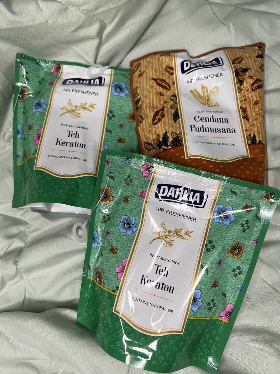 Dahlia teh keraton ini kenapa wanginya enak bangtttt. Wanginya seger bikin rileks gitu. Tapi kekurangannya cuma cepet abis aja daripada stella.