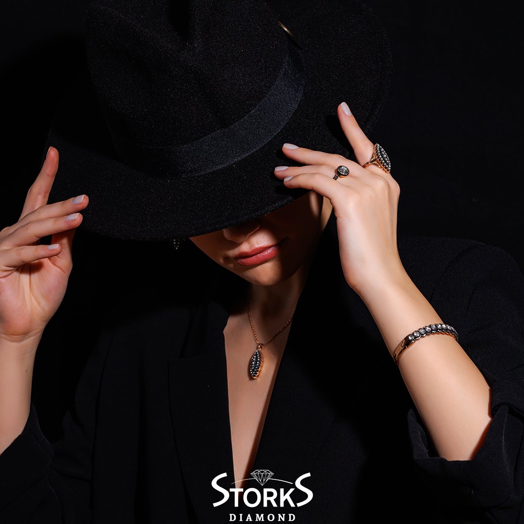 storksdiamond's tweet photo. Gizemi ile büyüleyen elmas, detayları ile parlar. Zamansız elmas koleksiyonumuz tüm Storks mağazalarında.
#IşıltınSarsınHerYanı
#Parla
#StorksDiamond
#ÇünküSenPırlantamsın
#ParlaHerKadınGibi
#Diamond https://t.co/HEkQljuTON
