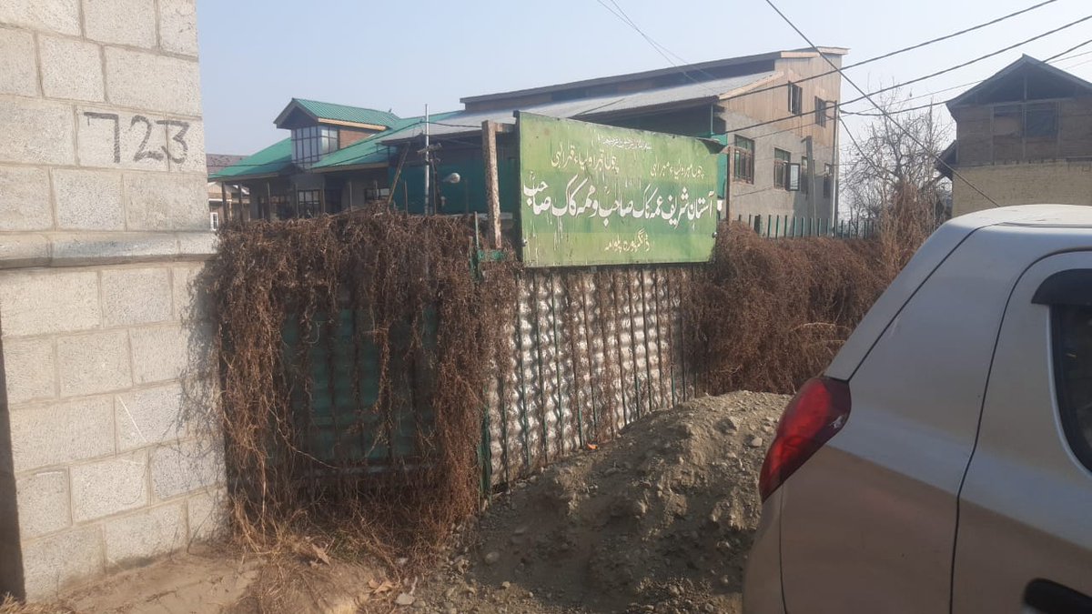 mcpulwama's tweet image. Swachh Teerth campaign from Astan Sharief Dangerpora was started today with an aim to "Sensitize and Sanitize" the Religious places and create awareness among masses regarding 3R principles @DULBKASHMIR @dcpulwama #SwachhTeerthCampaign #IndiavsGarbage #MyCleanIndia #SwachhBharat