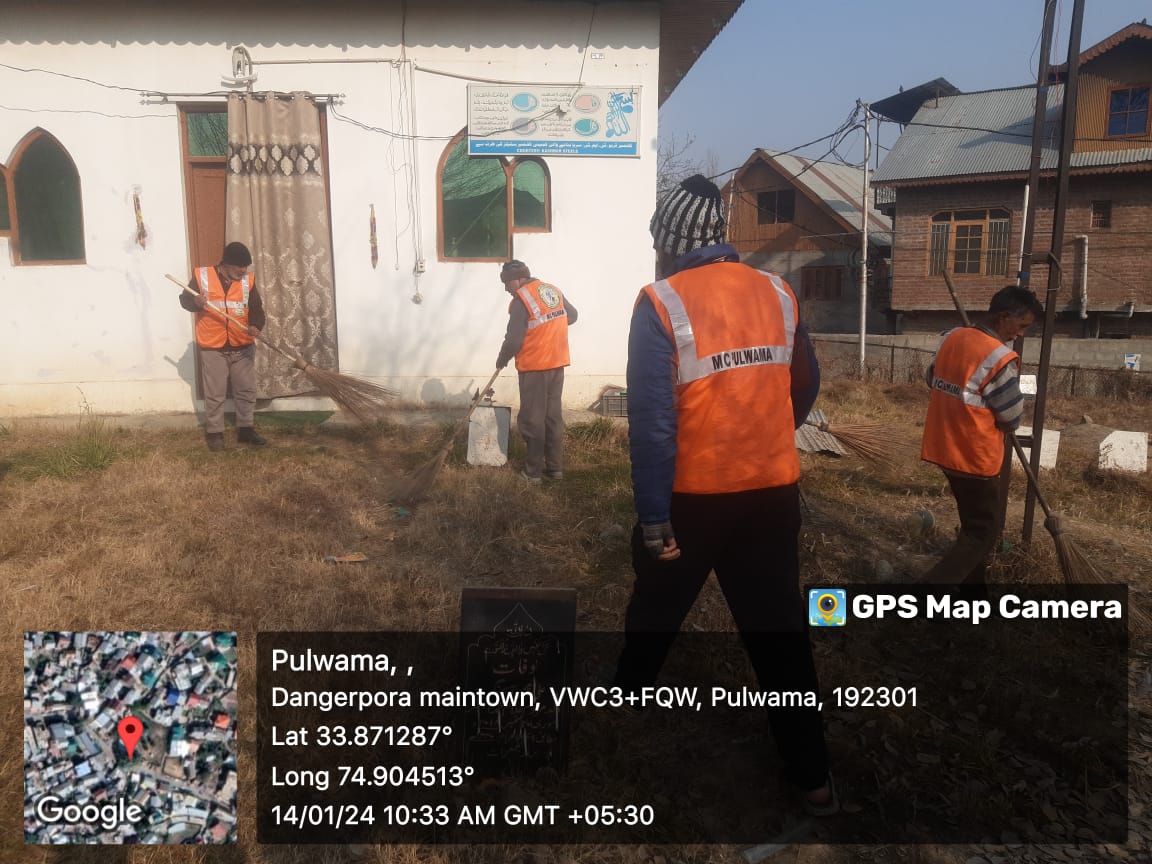 mcpulwama's tweet image. Swachh Teerth campaign from Astan Sharief Dangerpora was started today with an aim to "Sensitize and Sanitize" the Religious places and create awareness among masses regarding 3R principles @DULBKASHMIR @dcpulwama #SwachhTeerthCampaign #IndiavsGarbage #MyCleanIndia #SwachhBharat