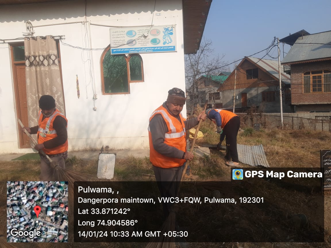 mcpulwama's tweet image. Swachh Teerth campaign from Astan Sharief Dangerpora was started today with an aim to "Sensitize and Sanitize" the Religious places and create awareness among masses regarding 3R principles @DULBKASHMIR @dcpulwama #SwachhTeerthCampaign #IndiavsGarbage #MyCleanIndia #SwachhBharat