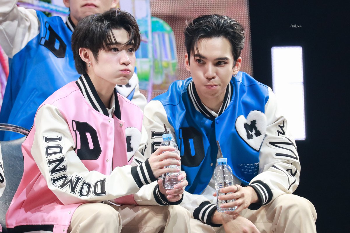 YvesSu_'s tweet photo. ดื่มน้ำแบบคนน่ารัก Vs คนคูล 

#DMDLAND2CONCERT #DMDLAND2 
@MMaxmaxxxx ~ #mmaxmax 
@natasittttt ~ #natasitt  
#ฮาร์ทดิสของแม้กณฐ ˊˎ https://t.co/jxt3Z1H4er