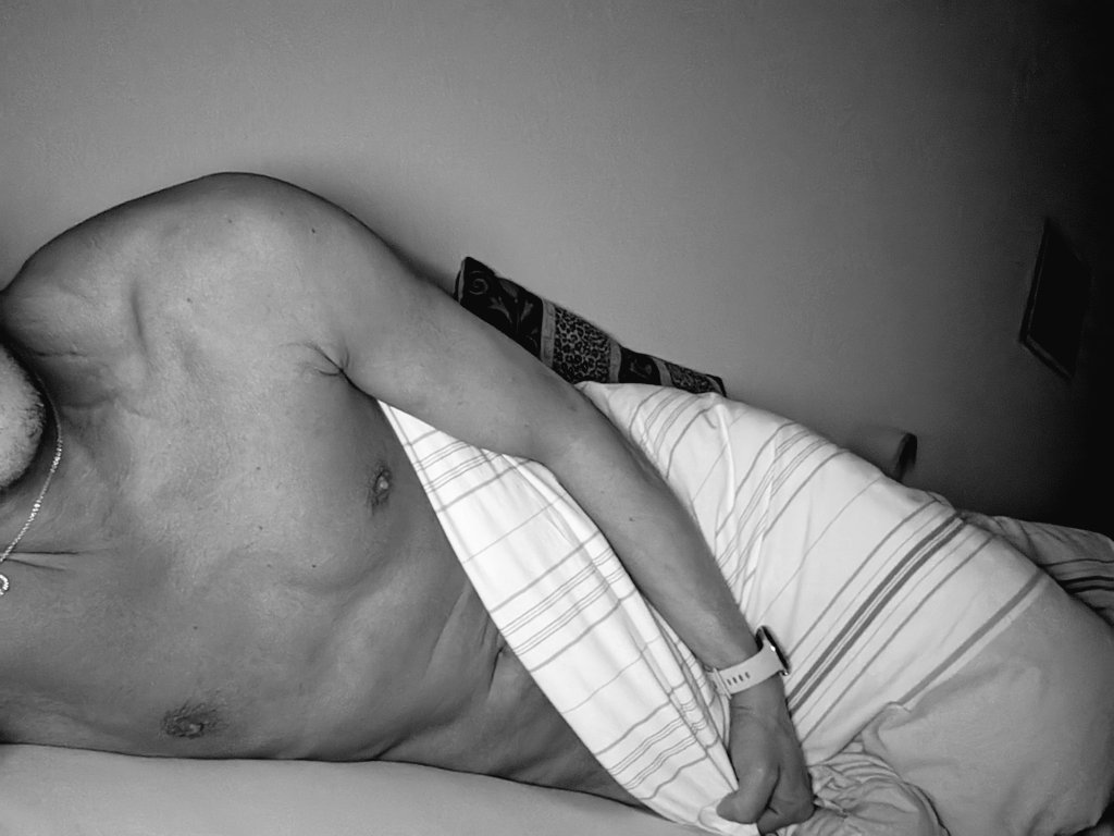 Ungefiltert_Ich's tweet photo. #GuMo und schönen #lazysunday
Hab's heute Nacht überlebt- war sogar Ruhe und naja, hab "geschlafen" 
Schon wieder aber kein Grey's Moment. Ich geb es halt auf 😂
#nakedinbed #sleepingboys  #nightshiftdone https://t.co/nDD6vpb4ty