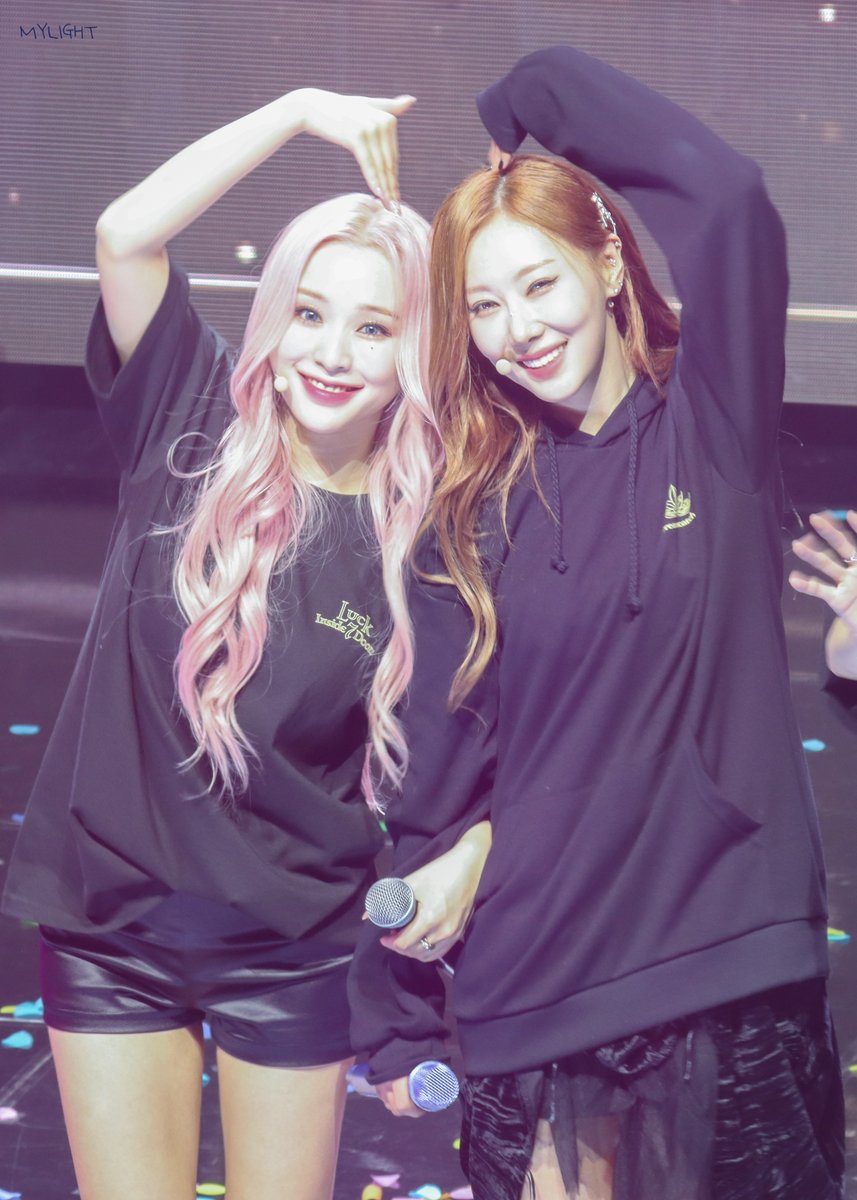 240113 7주년콘서트

🫶

#드림캐쳐 #Dreamcatcher
#가현 #Gahyeon #한동 #Handong
<a href="/hf_dreamcatcher/">드림캐쳐 Dreamcatcher</a>