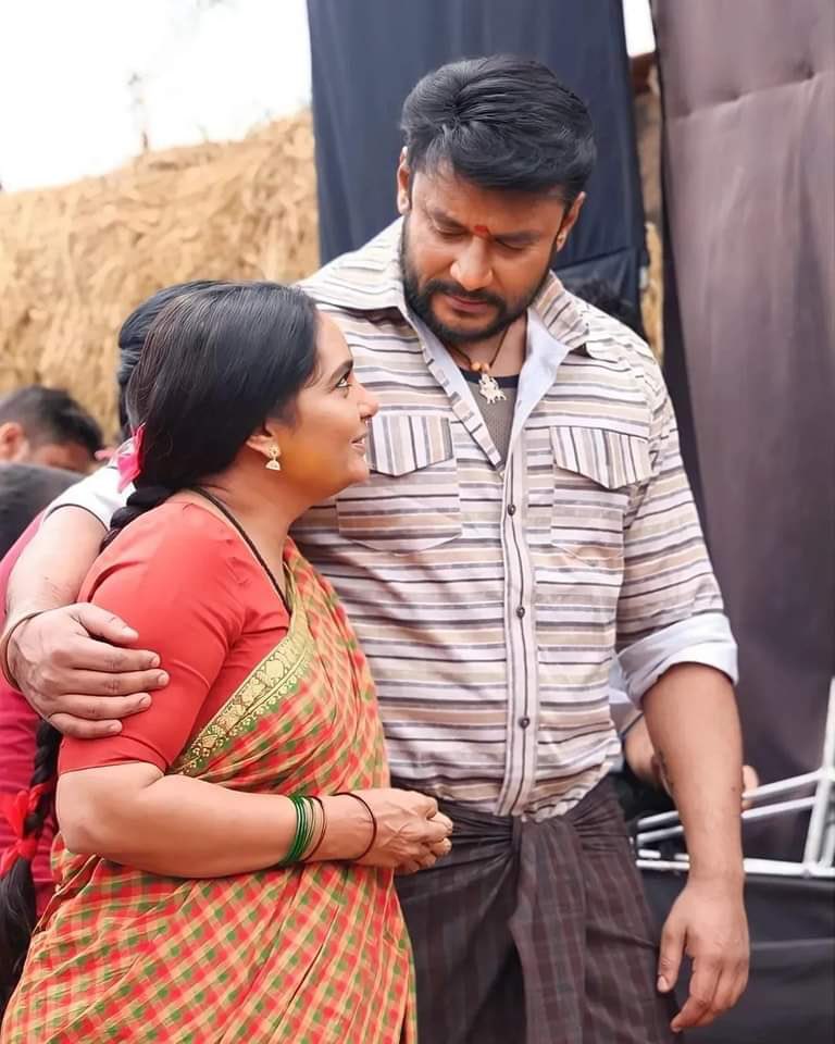 Cineloka.co.in (@cineloka) on Twitter photo ರಾಜ್ಯದಾದ್ಯಂತ ಮೂರನೇ ವಾರದಲ್ಲೂ ಉತ್ತಮ ಪ್ರದರ್ಶನ ಕಾಣುತ್ತ ಮುನ್ನುಗ್ಗುತ್ತಿರುವ ಚಾಲೆಂಜಿಂಗ್ ಸ್ಟಾರ್ ದರ್ಶನ್ ಅವರ ಬಿಗ್ಗೆಸ್ಟ್ ಬ್ಲಾಕ್ಬಸ್ಟರ್ ಹಿಟ್ “ಕಾಟೇರ”.
Blockbuster Hit #Kaatera Running Successfully All over Karnataka.
#BlockbusterKaatera #Cineloka
<a href="/dasadarshan/">Darshan Thoogudeepa</a> <a href="/TharunSudhir/">Tharun Sudhir</a> <a href="/RocklineEnt/">RocklineEnt</a> ರಾಜ್ಯದಾದ್ಯಂತ ಮೂರನೇ ವಾರದಲ್ಲೂ ಉತ್ತಮ ಪ್ರದರ್ಶನ ಕಾಣುತ್ತ ಮುನ್ನುಗ್ಗುತ್ತಿರುವ ಚಾಲೆಂಜಿಂಗ್ ಸ್ಟಾರ್ ದರ್ಶನ್ ಅವರ ಬಿಗ್ಗೆಸ್ಟ್ ಬ್ಲಾಕ್ಬಸ್ಟರ್ ಹಿಟ್ “ಕಾಟೇರ”.
Blockbuster Hit #Kaatera Running Successfully All over Karnataka.
#BlockbusterKaatera #Cineloka
<a href="/dasadarshan/">Darshan Thoogudeepa</a> <a href="/TharunSudhir/">Tharun Sudhir</a> <a href="/RocklineEnt/">RocklineEnt</a>