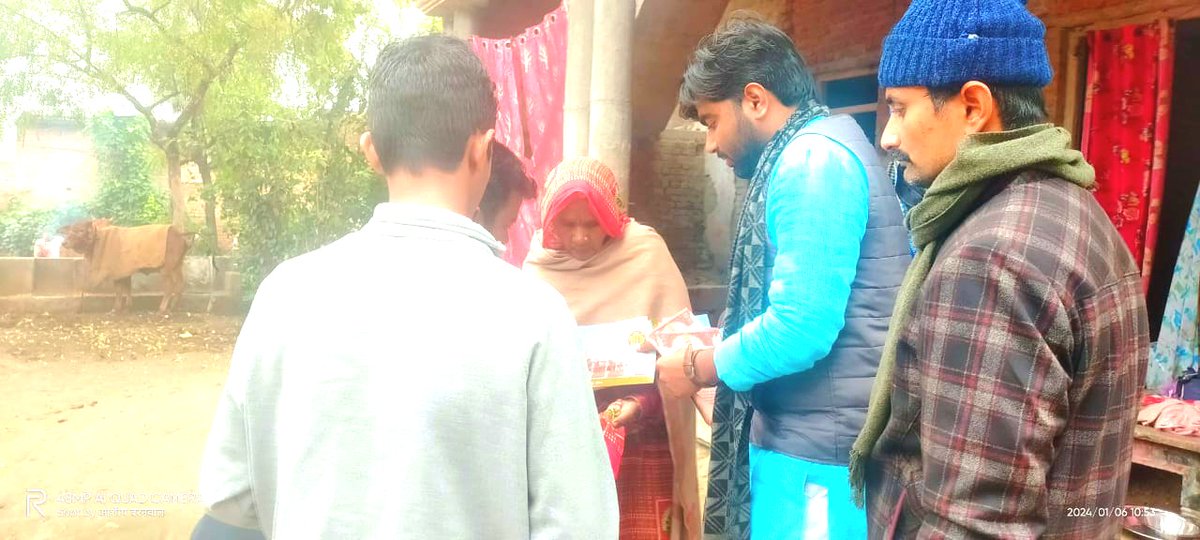 vishnumishra99's tweet photo. राम काज कीन्हें बिनु, मोहि कहाँ बिश्राम..

श्री रामजन्मभूमि अयोध्या में प्रभु श्री रामलला की प्राण प्रतिष्ठा हेतु पूजित अक्षत वितरण अभियान के अंतर्गत  घर-घर व जन-जन तक अक्षत वितरण किया गया।

जय सियाराम🚩
#ShriRamJanmbhoomi 
#PranPratishtha 
@ChampatRaiVHP https://t.co/4AsyIbBSwf