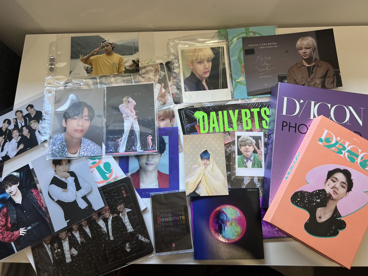 abcdefvssi's tweet photo. hey hey it’s been a while since i last had a giveaway so here i am again ◡̈ 

💓 bts merch (all official)
💓 open to all army who lives in australia
💓 RT to join - must be following 
💓 one winner - no need to pay shipping fee
💓 ends Sunday 21st Jan

pls RT to spread - thanks! https://t.co/RmBgsfXXEc