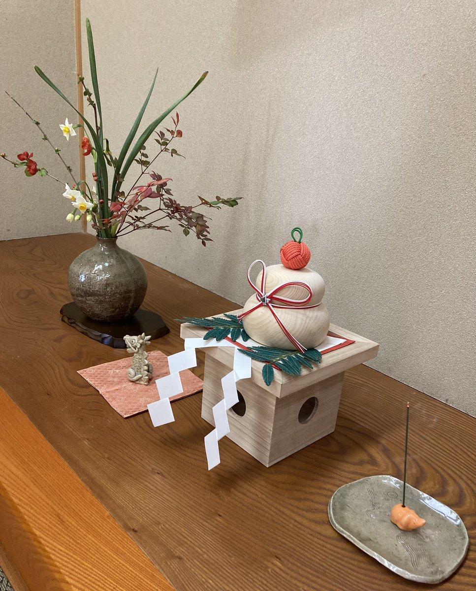 愛知大学煎茶道研究会 (@oisiisentya) on Twitter photo 先日は新年初のお稽古でした🎍
お茶は松月園さんの松の友、お菓子は若松園さん(<a href="/yutakaokoshi/">御菓子司 若松園</a>)の辰丸と紅梅でした🐉
さっそく新歓の計画を立てております✨
新歓とは言わずいつでも部員は受け付けておりますので、興味のある方はDMまでお越しください! 先日は新年初のお稽古でした🎍
お茶は松月園さんの松の友、お菓子は若松園さん(<a href="/yutakaokoshi/">御菓子司 若松園</a>)の辰丸と紅梅でした🐉
さっそく新歓の計画を立てております✨
新歓とは言わずいつでも部員は受け付けておりますので、興味のある方はDMまでお越しください!