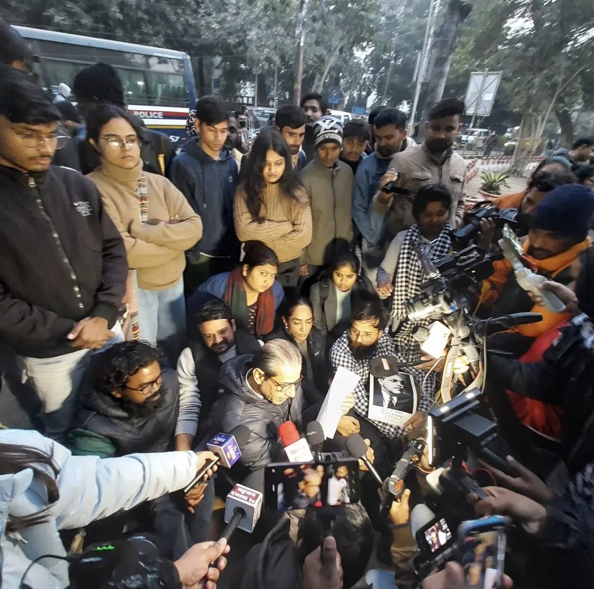 उठो बहुजनों कहां सो गए जंग छिड़ गई सम्मान की। 
कभी भी मिटने ना देंगे हम अपने सम्मान को। 

आज श्याम  14 January2024
(Day -141 नौकरी नहीं न्याय चाहिए)
मिलते है 4:30 बजे नीला झंडा लहराएंगे हक अपना छीन के लायेगे। 
✊✊
